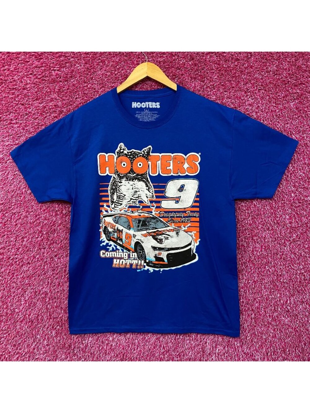 Hooters Coming In Hot Delightfully Tacky Since 1983 T-Shirt Large